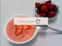 草莓与酸奶油甜点...