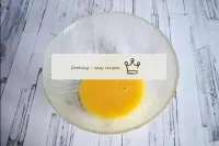 蛋黃用糖擦拭。...
