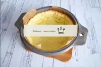 تُخبز الكعكة في الفرن المسخن مسبقًا إلى 200 درجة م...