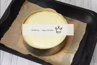 Coloque o cheesecake no forno aquecido a 150 ° C e...