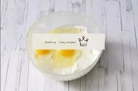 Yumurtaları dolguya sürün ve her şeyi tekrar çırpı...