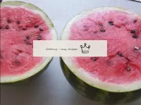 Schneiden Sie die Wassermelone ab und befreien Sie...