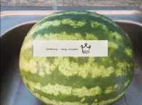 Waschen Sie die Wassermelone gut mit Seife und wei...