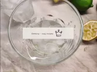 Directamente en un vaso exprime el jugo de limón o...