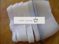 用纸巾将鱿鱼切成约1厘米宽的戒指。...