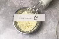 Volte a usar a mistura e misture o queijo com a ma...