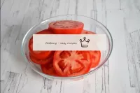將西紅柿洗凈，煮熟並切成不太細的杯子。...