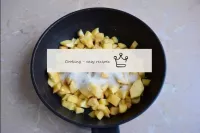 在泡菜面團解凍時，請準備蘋果餡料。將蘋果從果皮中清除並取出心。用立方體切開蘋果。在鍋裏融化一片黃油，...