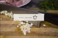 L'ail est finement coupé avec un couteau...