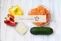 如何制作韩国黄瓜沙拉？很简单，很快！首先，在列表中准备必要的成分。韩式胡萝卜可以带商店或自己做饭。您...