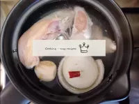 Enjuague el filete de pollo deshuesado bajo agua c...