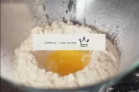 Сделайте лунку и добавьте яйцо. ...