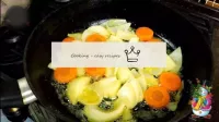 将黄油放入加热锅中，倒入橄榄。将煮熟的胡萝卜和洋葱混合并放在这里。炒至轻微的红润。...