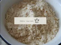 Pour the strainer-sieved flour and baking powder i...