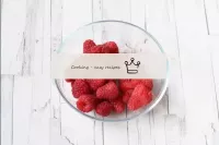 Für die Füllung sind frische Himbeeren oder andere...