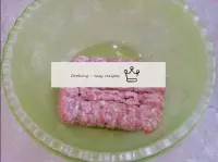 如何将经典的多汁肉饼放入锅中？准备必要的成分。肉丸可以从任何肉类中使用，也可以混合多种肉类。我用猪肉...