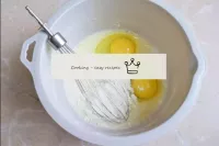 Machen Sie einen Eier. Kombinieren Sie dazu Milch,...