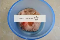 Transférez la viande de poulet dans un bol spacieu...