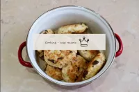 Fold the finished cutlets into a small saucepan. W...
