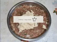 Add the oat mass to the minced meat, knead the min...