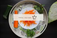 将胡萝卜擦在松饼上，用于韩国沙拉。如果你没有这个，那么请使用一个普通的大齿。...