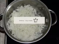 Durante o cozimento, misture o arroz várias vezes ...