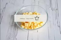 Cortem o queijo em pequenos cubos. A salada será b...