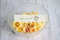 Encha a salada de maionese. Não é necessário salgá...