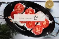 將西紅柿洗凈並煮熟。用薄杯切碎。將西紅柿放在魚上，如圖所示。...