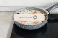 Mettez des morceaux de poisson dans la sauce. Couv...