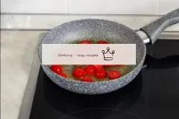 Derretam a manteiga na frigideira. Frite os tomate...