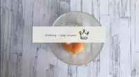 在一個單獨的碗中，將雞蛋與糖和鹽攪拌至均勻。...