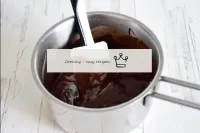 Sciogliere il cioccolato sul bagno d'acqua. ...