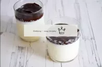 Verser le chocolat fondu sur la crème figée. ...