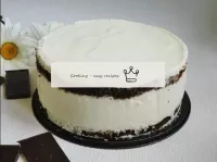 Застывший торт аккуратно ножом извлеките из формы....