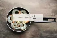 Une fois que les crevettes commencent à rougir, aj...