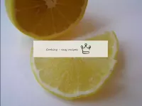 اقطع شرائح الليمون (خذ 0, 5 ليمون لكل 1 لتر من الم...