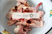 Em seguida, molhe a carne de coelho com uma toalha...