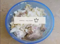 在烤肉之前，先清潔洋蔥並切碎。將切碎的洋蔥與肉混合。...