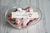 鶏の翼を皿に移し、でんぷんを振りかける。かき混ぜる。デンプンは肉の上に均等に分布するべきです。...