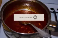 Mezclar la salsa, calentar casi hasta hervir, pero...