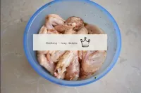 Coloque las alitas de pollo en un recipiente con s...