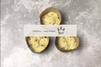 Prepare os moldes de pastel. Limpe-os com manteiga...