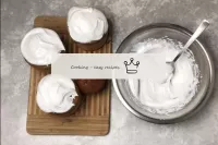 ケーキの上部は、すべての釉薬で飾るか、単に氷の砂糖を振りかけることができます。私は最も簡単な釉薬を作...