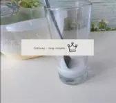 Nel bicchiere spenga il mezzo cucchiaio di sodio c...