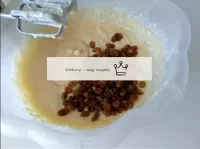 在纸巾上加入洗过的葡萄干。为了使亮点均匀分布在面团上并且不粘在一起，它们可以在面粉中浸泡，特别是如果...