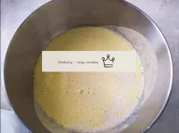 在主体中加入蛋黄面团，搅拌至均匀。加入酸奶油、黄油和20毫升植物油，搅拌。...