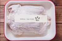 Coloque el pollo preparado en un molde resistente ...