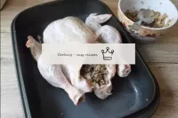 Coloque el pollo en una bandeja o en un molde como...