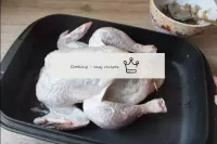 用牙签扣住鸡肉的开口。将鸡肉送入预热至200度的烤箱大约一个半小时。确切的烹饪时间取决于鸡肉的大小和...